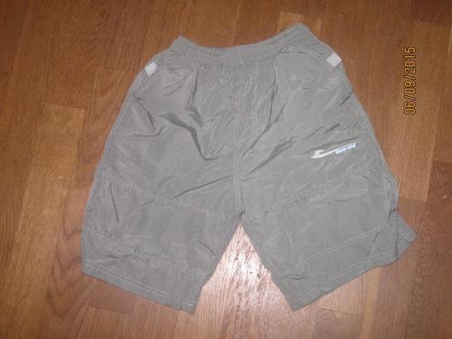 Legergroene bermuda maat 140, Kinderen en Baby's, Kinderkleding | Maat 140, Gebruikt, Jongen, Broek, Ophalen of Verzenden