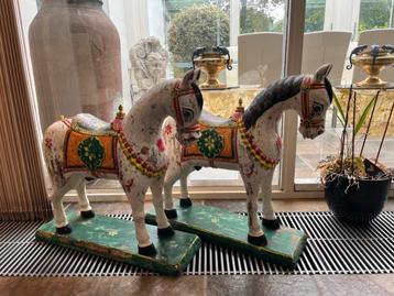 Antieke houten speelpaarden beschikbaar voor biedingen