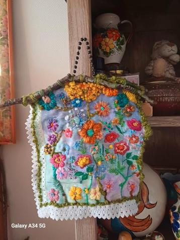 Handgemaakt Borduurwerk Wandhanger - Bloemen beschikbaar voor biedingen