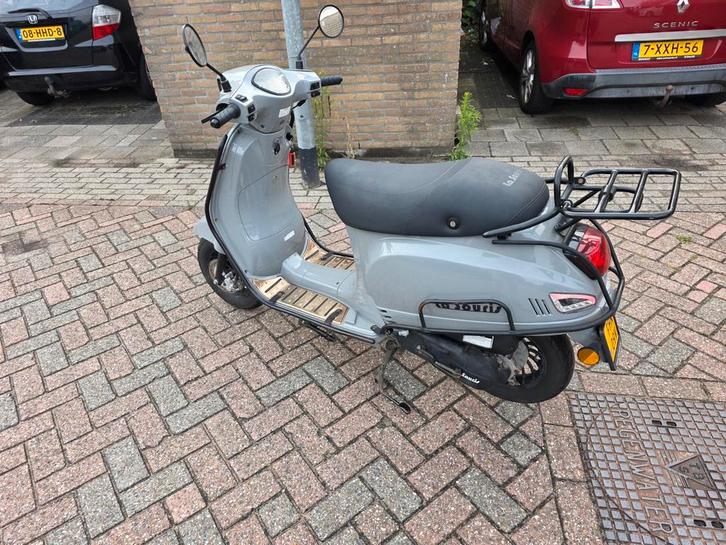 La souris sourine rs nardo grey rijklaar Vespa piaggio zip, Fietsen en Brommers, Brommers | Overige merken, Zo goed als nieuw