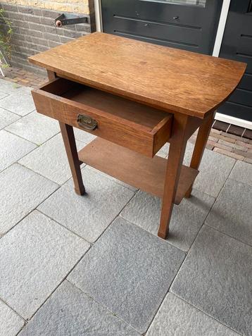 Bijzettafel met la.