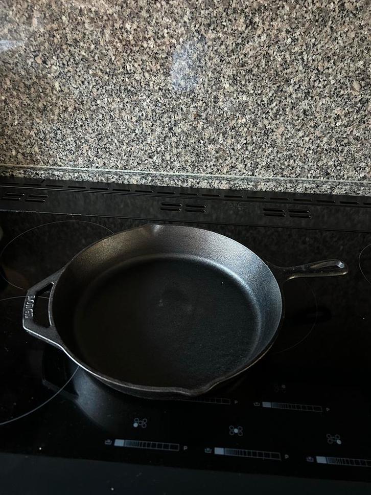 Gietijzeren Koekenpan van Lodge, Huis en Inrichting, Keuken | Potten en Pannen, Gebruikt, Koekenpan of Braadpan, Gietijzer, Inductieplaat