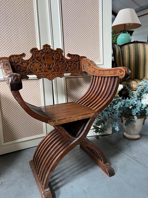 Unieke antieke Savonarola stoel met houtsnijwerk, Antiek en Kunst, Antiek | Meubels | Stoelen en Banken, Ophalen of Verzenden
