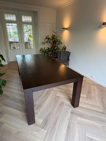 Grote eettafel beschikbaar voor biedingen
