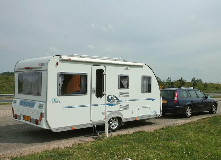 Adria Adiva 462PD Slimline, Caravans en Kamperen, Caravans, tot en met 4, 1000 - 1250 kg, Rondzit, Adria, Dwarsbed, Vast bed, 5 tot 6 meter