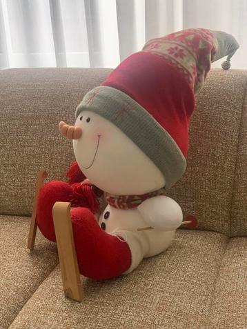 Schattige Sneeuwpop op Ski's - Decoratie voor de Winter! beschikbaar voor biedingen