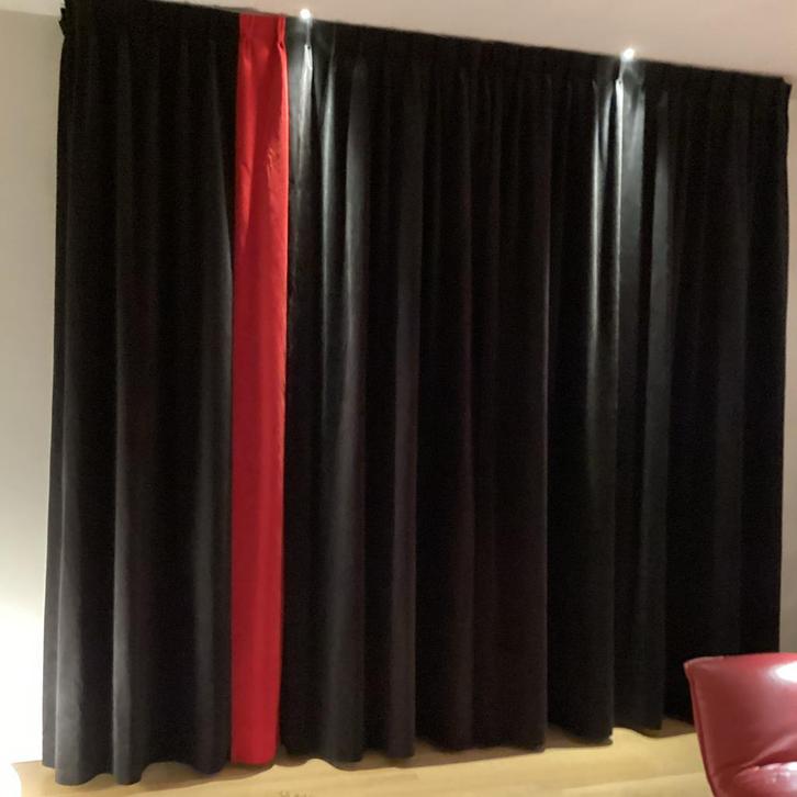 Mooie zwarte gordijnen met rode accenten, Huis en Inrichting, Stoffering | Gordijnen en Lamellen, Zo goed als nieuw, 200 cm of meer
