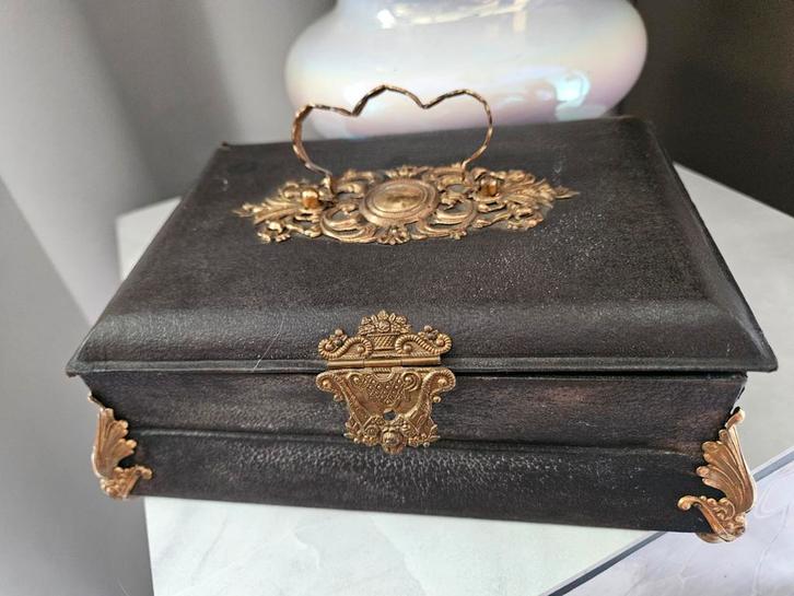 Antieke Sieradendoos met Gouden Details, Antiek en Kunst, Antiek | Overige Antiek, Ophalen of Verzenden