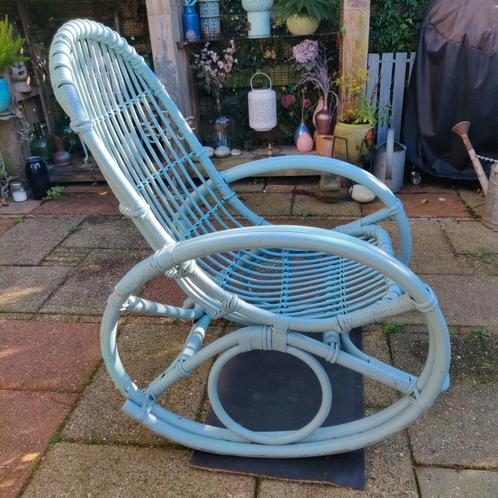 Vintage rotan retro blauwe schommelstoel. Zeer decoratief, Tuin en Terras, Tuinstoelen, Gebruikt, Rotan, Ophalen