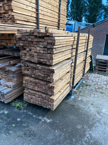 Geschaafde balken beschikbaar voor biedingen