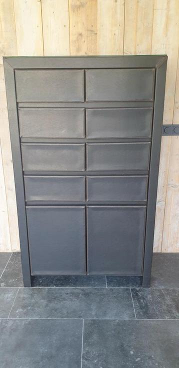 Leren kast, sjiek, h 151,5 cm beschikbaar voor biedingen