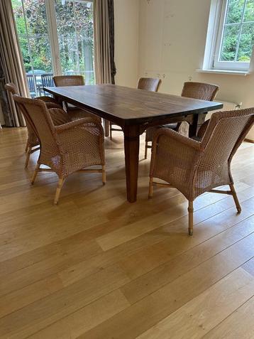 Klassieke lange eettafel met 6 stoelen  beschikbaar voor biedingen