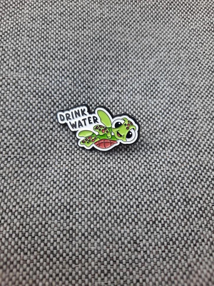 1 leuke schildpadden pin met de tekst drink water te koop, Verzamelen, Speldjes, Pins en Buttons, Nieuw, Speldje of Pin, Dier of Natuur