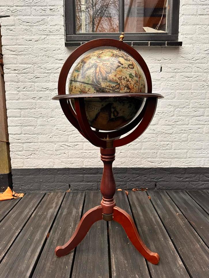 Klassieke wereldbol op houten standaard, Huis en Inrichting, Woonaccessoires | Wereldbollen, Zo goed als nieuw, Interactief, Ophalen
