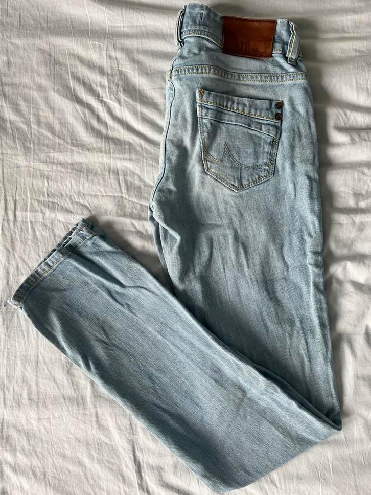 ltb jeans low rise slim fit w28 l32 light wash & distressed, Kleding | Dames, Spijkerbroeken en Jeans, Zo goed als nieuw, W28 - W29 (confectie 36)