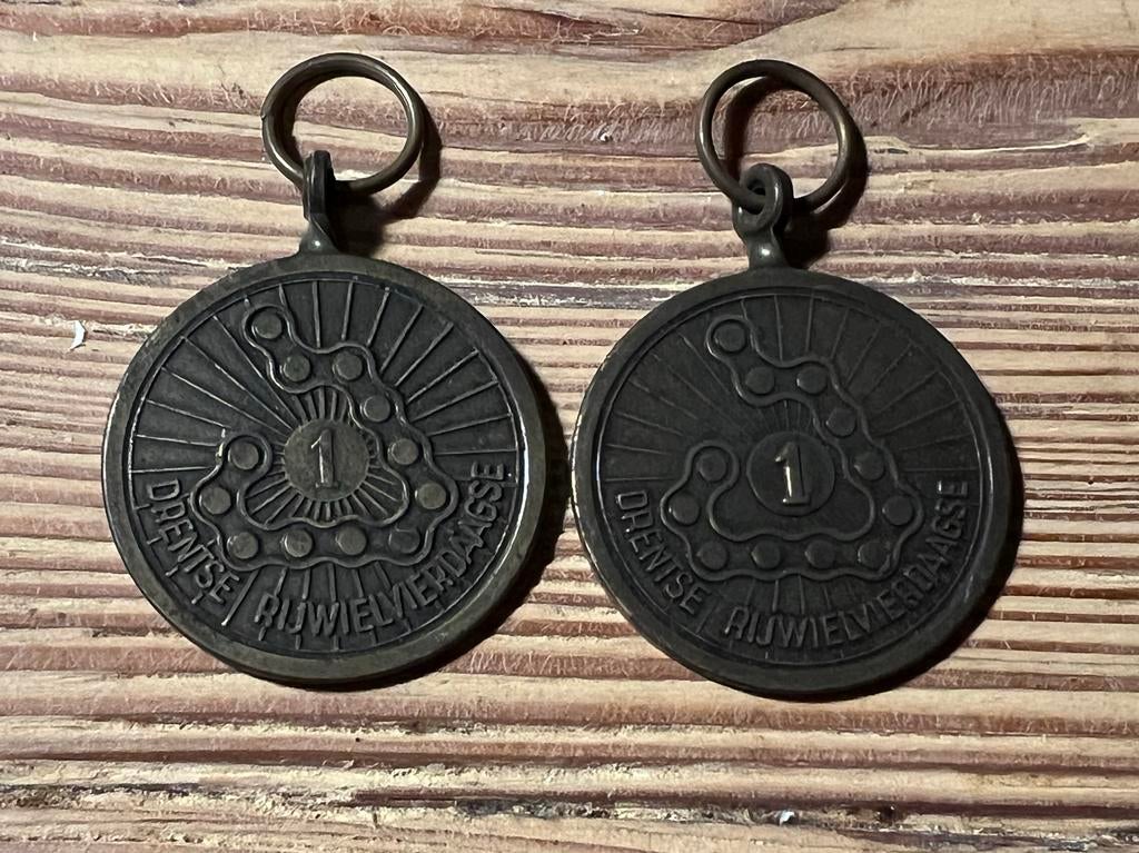 Oude Drentse Rijwielvierdaagse Speldjes, Postzegels en Munten, Penningen en Medailles, Ophalen of Verzenden, Overige materialen