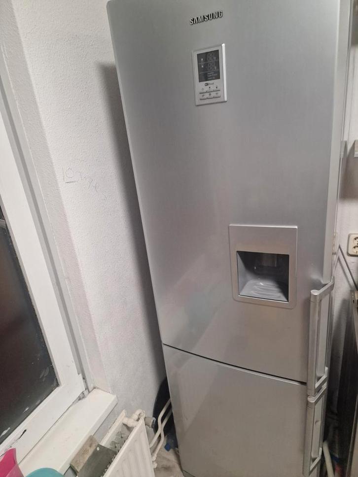 Samsung koelkast met gekoel water tap, Witgoed en Apparatuur, Koelkasten en IJskasten, Zo goed als nieuw, Met vriesvak, 200 liter of meer