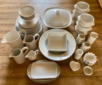 Servies. Servies wit. Wit servies.  beschikbaar voor biedingen