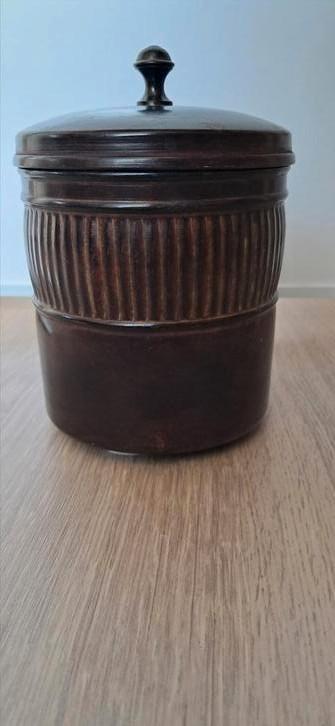 Oude metalen tabak pot beschikbaar voor biedingen