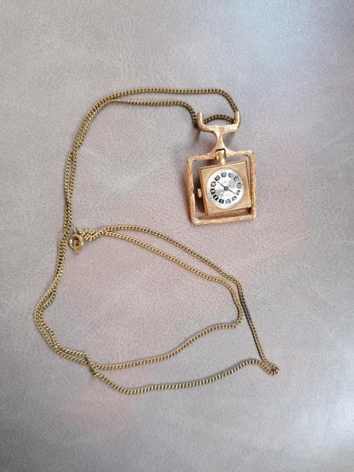 Goudkleurige halsketting met klokje, Sieraden, Tassen en Uiterlijk, Kettingen, Gebruikt, Overige materialen, Goud, Met hanger