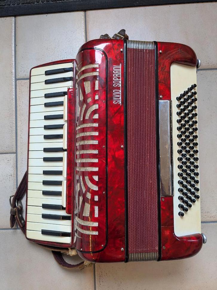SILVIO SOPRANI ACCORDEON, Muziek en Instrumenten, Accordeons, Gebruikt, 120-bas, Overige merken, Met riemen, Ophalen