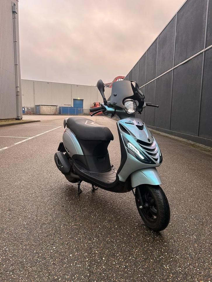 Piaggio Zip Brom 2021, Fietsen en Brommers, Scooters | Piaggio, Zo goed als nieuw, Zip, Benzine, Ophalen
