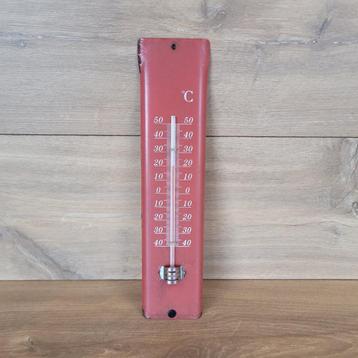 Rode thermometer voor in de tuin beschikbaar voor biedingen