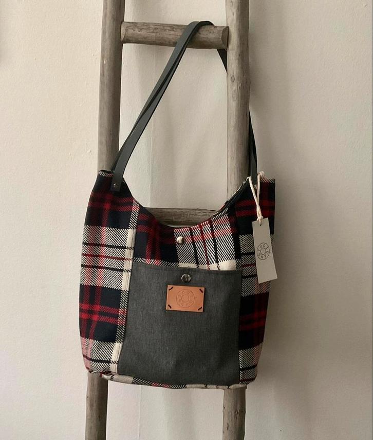 Schoudertas/shopper in leuke ruit met tuigleren hengsel, Sieraden, Tassen en Uiterlijk, Tassen | Schoudertassen, Nieuw, Ophalen of Verzenden
