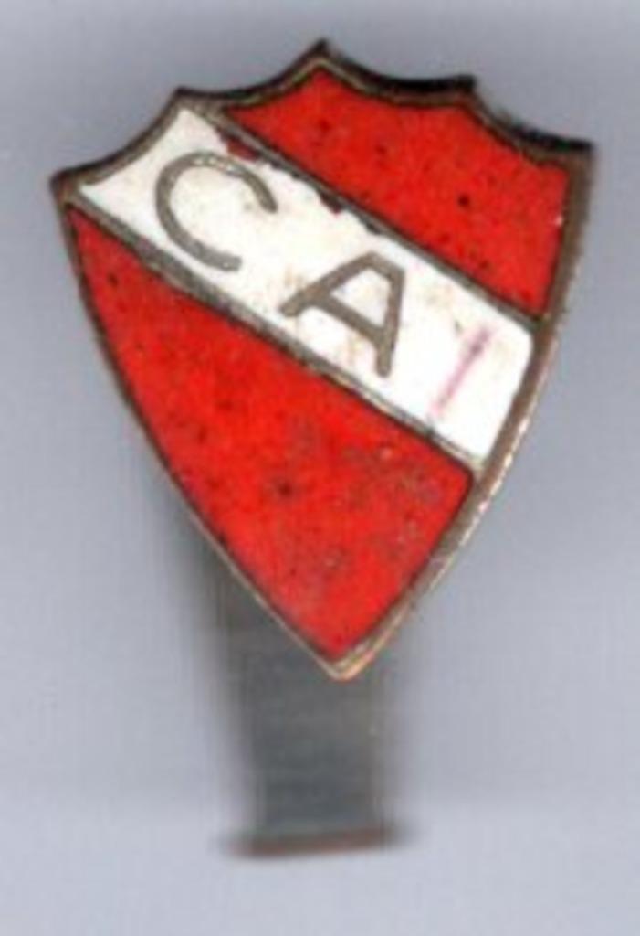 C.A.I. email op zilverkleurig voetbal knoopspeld ( Y_083 ), Verzamelen, Speldjes, Pins en Buttons, Speldje of Pin, Sport, Verzenden