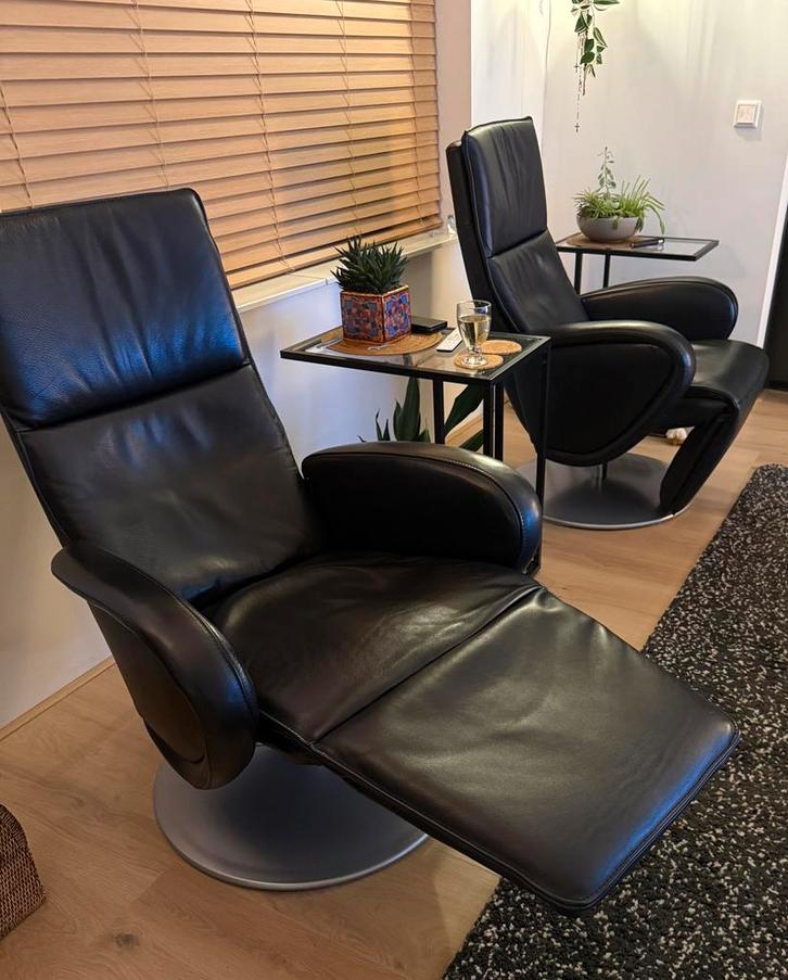 2 Zwart Leren Relax Stoelen met ligstand, samen € 600, Huis en Inrichting, Fauteuils, Zo goed als nieuw, Leer, 75 tot 100 cm, Ophalen