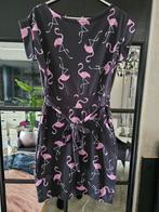 Zwart jurkje met flamingo's, Kleding | Dames, Jurken, Maat 38/40 (M), Zwart, Ophalen of Verzenden, Knielengte