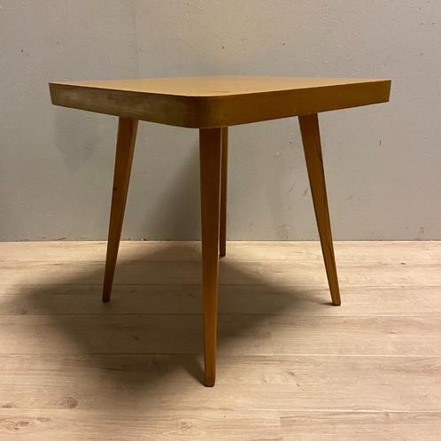 Jaren 50 60 vintage tafel Cesky Nabytek Jiroutek Halabala, Huis en Inrichting, Tafels | Salontafels, Gebruikt, 50 tot 75 cm, 50 tot 100 cm