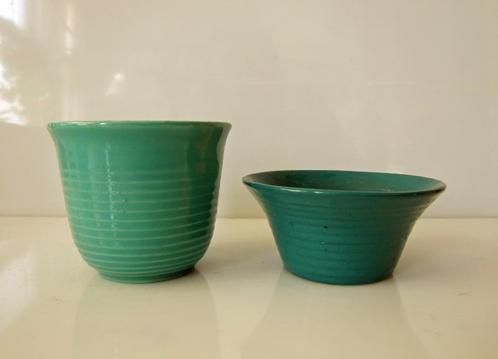 2 vintage bloempotjes, licht/ donker zeegroen, 9 en 5,5 cm h, Antiek en Kunst, Antiek | Keramiek en Aardewerk, Ophalen of Verzenden