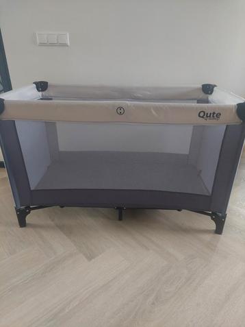 Qute babybedje met matras en klamboe beschikbaar voor biedingen
