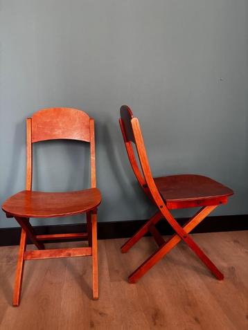 Vintage houten klapstoeltjes beschikbaar voor biedingen