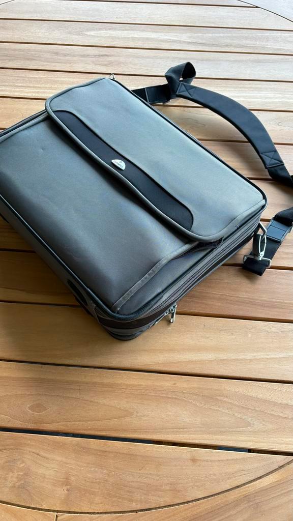 Samsonite 17"inch Laptoptas / Aktetas - Middengrijs  - nieuw, Computers en Software, Laptoptassen, Ophalen of Verzenden