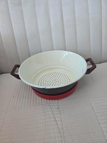 Rode vergiet met witte binnenkant  beschikbaar voor biedingen