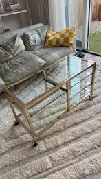 Hollywood regency glazen salontafel of sidetable op wielen, Huis en Inrichting, Tafels | Sidetables, Ophalen, Gebruikt, 50 tot 100 cm