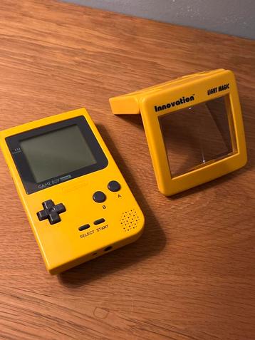 Gameboy Pocket Geel + Vergrootglas met Licht beschikbaar voor biedingen