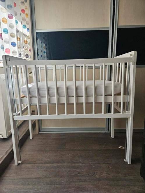 Petit amelie, 2-IN-1 Co-sleeper / aanschuifbedje, hout wit, Kinderen en Baby's, Babywiegjes en Ledikanten, Gebruikt, Wieg, Ophalen