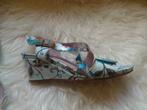 Nieuw!!  Vrolijke zomerschoenen met sleehak maat 39, Ophalen of Verzenden, Zo goed als nieuw, Beige