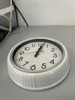 Zilver/Witte Hangklok - Batterij, Ophalen of Verzenden, Gebruikt, Analoog, Wandklok