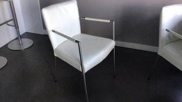 4 stuks moderne en elegante eetkamerstoelen… beschikbaar voor biedingen