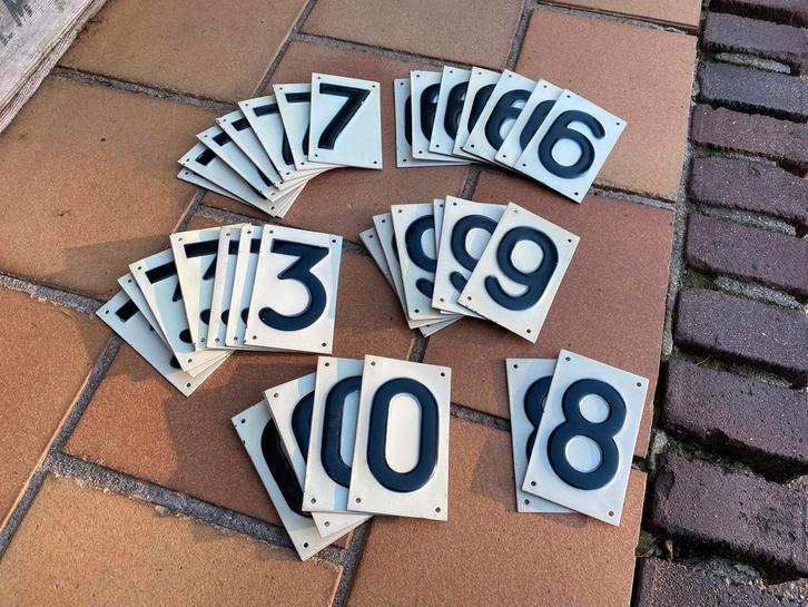 Originele oude metalen huisnummers huisnummer jaren 70, Antiek en Kunst, Antiek | Overige Antiek, Ophalen of Verzenden