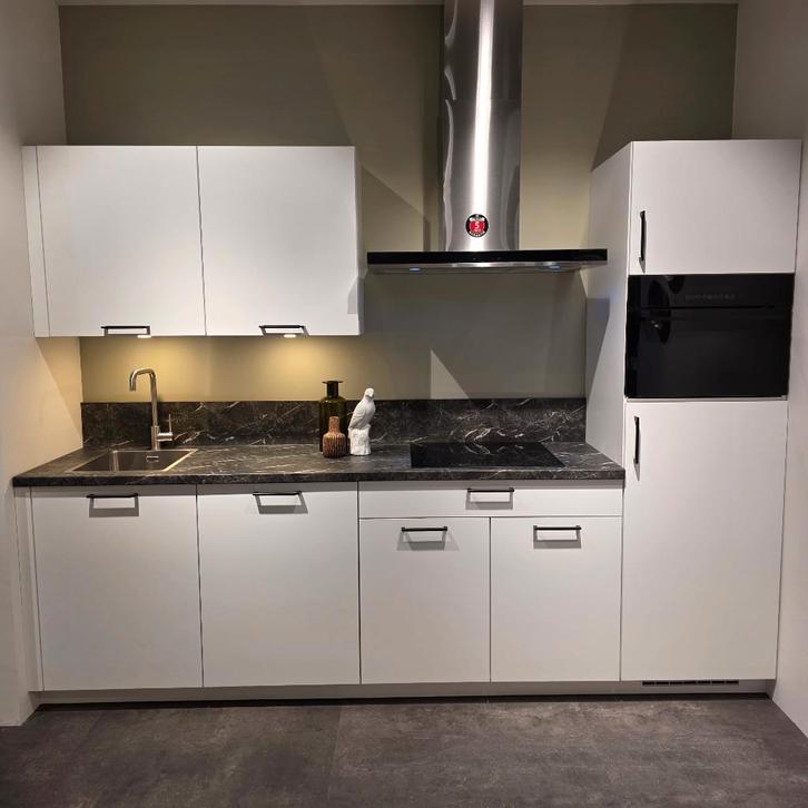 Compacte mat witte rechte showroomkeuken met 35% KORTING, Huis en Inrichting, Keuken | Complete keukens, Nieuw, Enkelwandige keuken