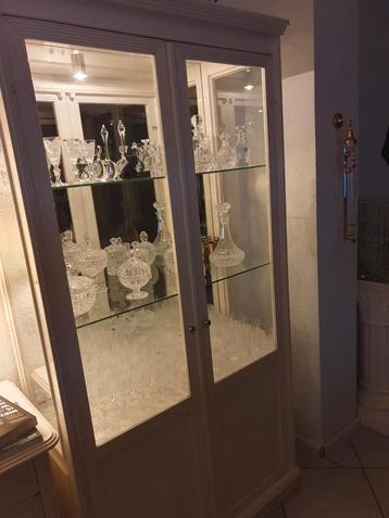 Vitrine kast beschikbaar voor biedingen