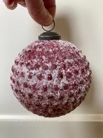 Kerstbal groot en rond omtrek 38 cm koraalrood met sneeuw, Diversen, Ophalen of Verzenden, Zo goed als nieuw