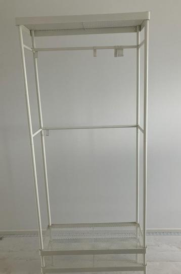 Garderobe rek van wit buissysteem beschikbaar voor biedingen