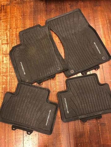 Rubberen mattenset t.b.v. Porsche Macan ophaalprijs € 90,00 beschikbaar voor biedingen