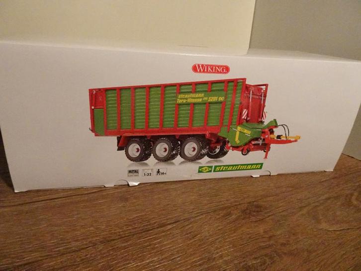 Te koop Wiking Strautmann Tera-Vitesse cfs 5201 DO., Hobby en Vrije tijd, Modelauto's | 1:32, Nieuw, Tractor of Landbouw, Overige merken
